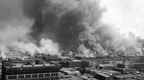 A Tulsa neighborhood in flames during the 1921 race riot. © United States Library of Congress