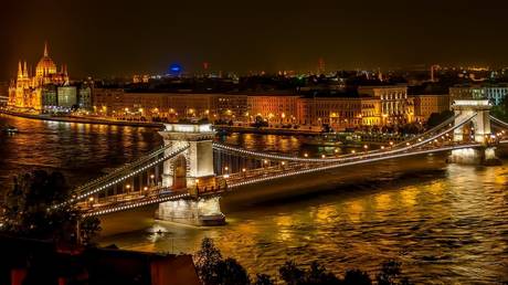 Szechenyi Chain Bridge in Budapest, Hungary © Pixabay.com
