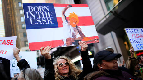 Democrats have accused US President Donald Trump of ties to Russia; protest in Times Square, New York, April 4, 2019.