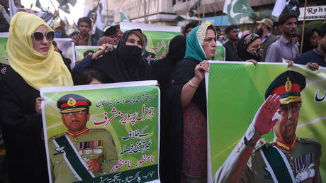 Supporters of the Pervez Musharraf carry placards during a protest following a special court's verdict. © AFP / Asif Hassan