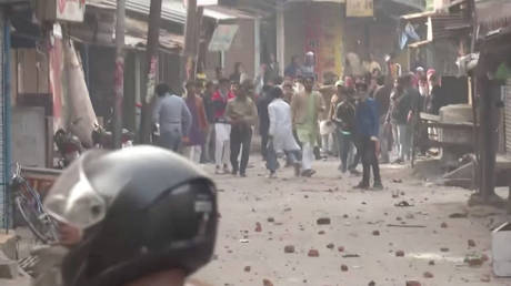 Protesters pelt stones at police personnel during clashes over citizenship law in Gorakhpur, Uttar Pradesh, India December 20, 2019 © REUTERS TV / ANI