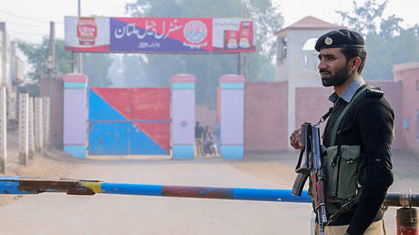 A police officer stands guard at the entrance of the Central Jail in Multan, during Hafeez' sentencing © Reuters / Arshad Raza Zaidi