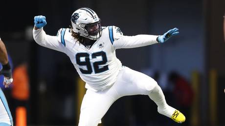 NFL star Vernon Butler ejected for punching WRONG opponent, flips off fans (VIDEO)