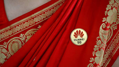 FILE PHOTO: Huawei's logo pinned on a saree © Reuters / Anushree Fadnavis