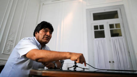 Evo Morales gestures during an interiew with Reuters in Buenos Aires © Reuters / Agustin Marcarian