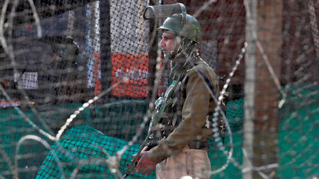 FILE PHOTO. An Indian policeman stands guard outside a bunker alongside a road in Srinagar October 31, 2019. ©REUTERS / Danish Ismail