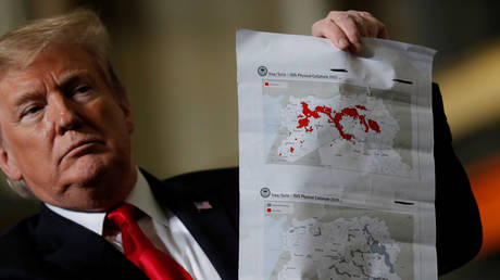 Donald Trump shows maps of Syria and Iraq depicting the size of the "ISIS physical caliphate" in March, 2019. ©REUTERS / Carlos Barria