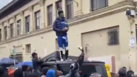 ‘Season of giving’: WATCH rapper make Christmas CASH RAIN for homeless in LA’s impoverished Skid Row block