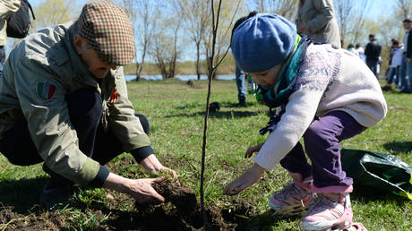 FILE PHOTO. A grandfather and his granddaughter plant a tree in Kazan. ©Sputnik / Maksim Bogovid