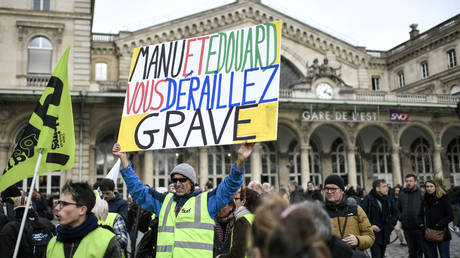 Why let Christmas stop the fight?: French pension strikers march into fourth week of protests (VIDEOS)