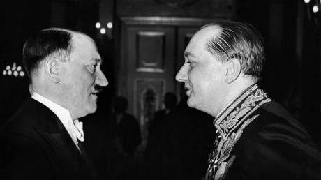 Adolf Hitler in conversation with Polish ambassador Jozef Lipski, January 1, 1935 (Berliner Illustrirte Zeitung)