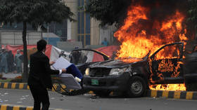 Pakistani LAWYERS storm cardiac hospital, clash with riot police & doctors, leaving 3 patients dead (VIDEOS)