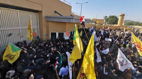 US envoy reportedly evacuated as Baghdad protesters rally outside embassy amid fury over air strikes (PHOTOS/VIDEOS)