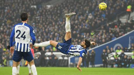 Starting the New Year with a BANG: Brighton star Alireza Jahanbakhsh scores incredible overhead kick against Chelsea (VIDEO)