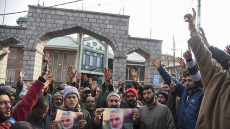 Shia Muslims of India&rsquo;s Kashmir protest Soleimani assassination, vow &lsquo;revenge&rsquo; on US & Israel (VIDEOS)