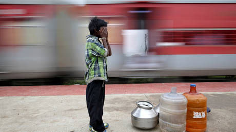 Railway station filmed COLLAPSING on crowd in eastern India, fears of people trapped under rubble (VIDEOS)