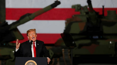 FILE PHOTOT. Donald Trump in front of US Army tanks on display at the Lima Army Tank Plant. ©REUTERS / Carlos Barria