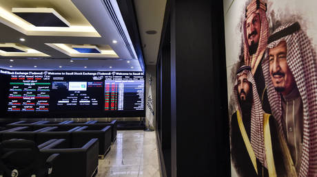FILE PHOTO: The exchange board at the Stock Exchange Market (Tadawul) bourse in Riyadh © AFP / Fayez Nureldine