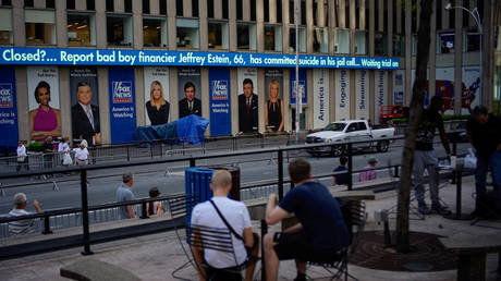 FILE PHOTO: The Fox News electronic ticker in New york shows the news about Jeffrey Epstein after he was found dead in his cell © Reuters / Eduardo Munoz