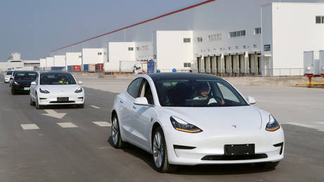 FILE PHOTO: China-made Tesla Model 3 vehicles at the Shanghai Gigafactory © Reuters / Yilei Sun