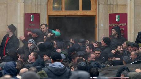 MPs call on Abkhazia&rsquo;s president to step down after opposition protesters STORM government