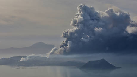 Philippines&rsquo; Taal Volcano belches LAVA, as locals brace for &lsquo;hazardous eruption&rsquo; & &lsquo;volcanic tsunami&rsquo; (PHOTOS, VIDEOS)