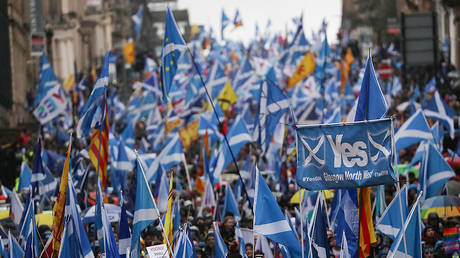 Demonstrators march for Scottish Independence through Glasgow City center, Scotland, UK, on January 11, 2020. ©  Reuters / Russell Cheyne
