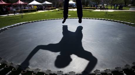 Rogue trampoline springs up on Irish motorway, has Irish Twitter jumping for joy as Storm Brendan lashes NE Europe (VIDEO)