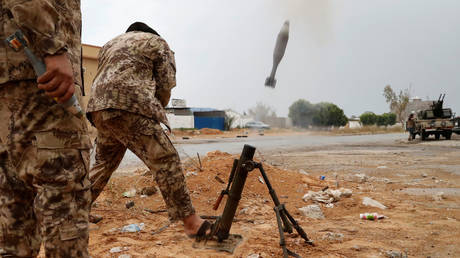 A fighter loyal to Libya's UN-backed government (GNA) fires a mortar during clashes with Khalifa Haftar's forces on the outskirts of Tripoli © REUTERS/Goran Tomasevic