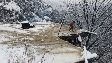 Dozens killed as heavy snow & rain hits Pakistan, triggering AVALANCHES (PHOTOS/VIDEOS)
