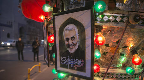 A poster of top Iranian commander Qasem Soleimani, killed in a US strike, is seen on a street in Tehran, Iran, on Jan. 3, 2020. © Global Look Press /Xinhua /Ahmad Halabisaz