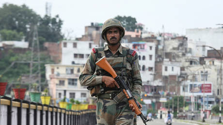 FILE PHOTO: An Indian army soldier patrols on a bridge during restrictions in Jammu, August 2019 © Reuters / Mukesh Gupta
