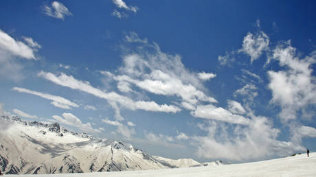&lsquo;Humanity is alive&rsquo;: Villagers in northern India brave snowy slopes to help carry injured policeman 7 kilometers to safety (VIDEO)
