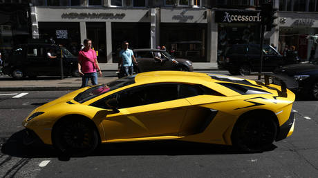 A Lamborghini Aventador registered in Qatar drives through Knightsbridge in London © AFP / DANIEL LEAL-OLIVAS