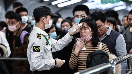 Citizens wear masks to defend against new viruses on January 22,2020 in Guangzhou, China