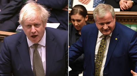 (L) British PM Boris Johnson © AFP / PRU (R) Scottish National Party's (SNP) commons leader Ian Blackford © AFP / UK PARLIAMENT / JESSICA TAYLOR