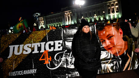 FILE PHOTO: Harry Dunn's mother Charlotte Charles poses in front of a banner outside Buckingham Palace © REUTERS / Dylan Martinez / File Photo