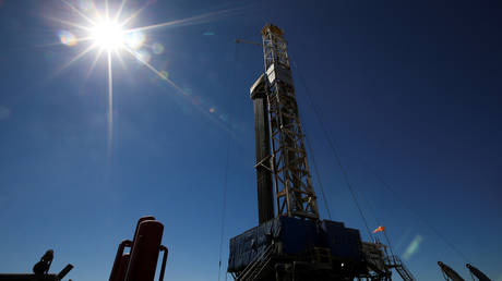 FILE PHOTO: A drilling rig is seen at Vaca Muerta shale oil and gas drilling © Reuters / Agustin Marcarian