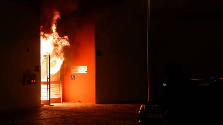 Hong Kong protesters set alight the building that authorities planned to use as a quarantine facility. ©REUTERS / Tyrone Siu