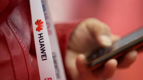 FILE PHOTO: A World 5G exhibition attendee wears a badge strip with the logo of Huawei  © REUTERS / Jason Lee