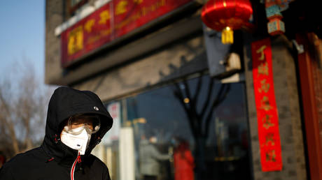 A man in Beijing, China, January 30, 2020 © Reuters / Carlos Garcia Rawlins