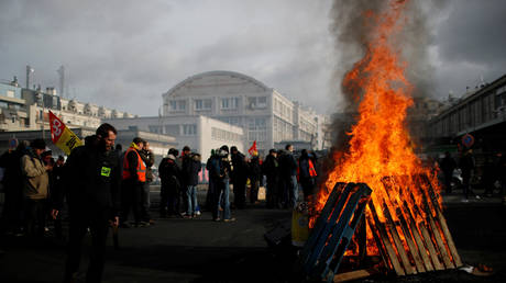 France&rsquo;s economy caves under pressure of massive protests