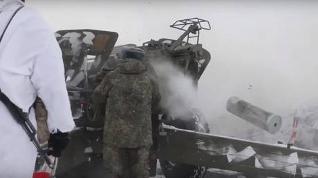 Boom! 94yo WWII veteran fires 152mm howitzer in stunning VIDEO