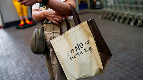 FILE PHOTO: A woman in Bangkok carries a shopping bag after Thailand government's ban of single-use plastic, January 2, 2020 © Reuters / Soe Zeya Tun