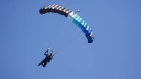 Jumping into 2020? Two Siberian men use PARACHUTES to leap out of high-rise apartment (VIDEO)