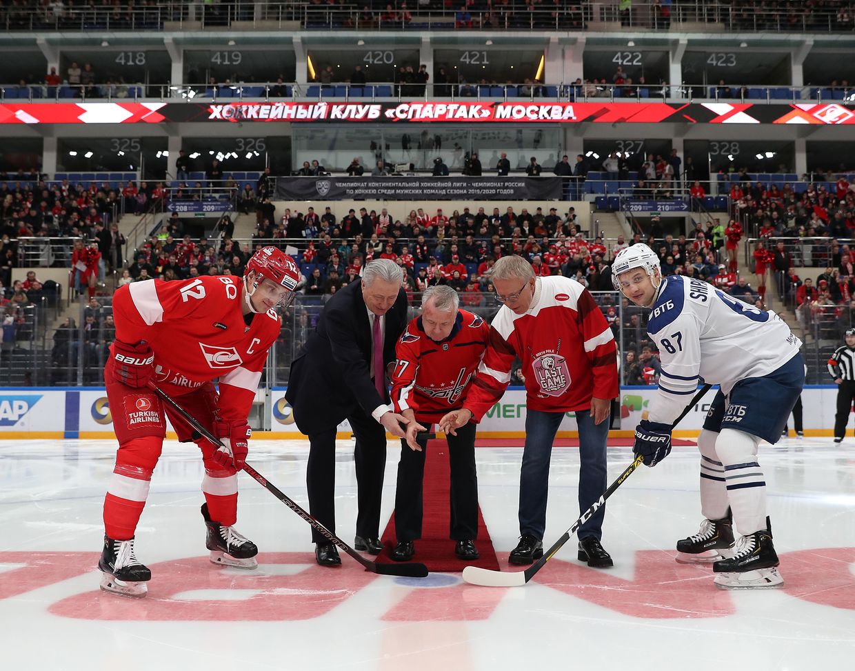 Breaking The Ice Hockey Loving New Us Ambassador Visits Moscow