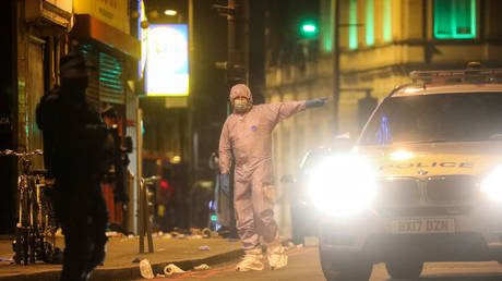 A police forensics officer gestures near the site where a man was shot by armed officers in Streatham, south London, Britain, February 2, 2020. © Simon Dawson / Reuters