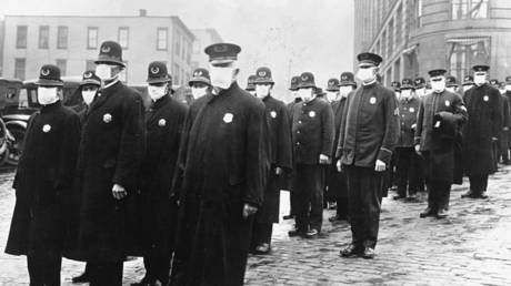 Policemen in Seattle, USA, during the Spanish influenza epidemic of 1918. © Wikimedia Commons