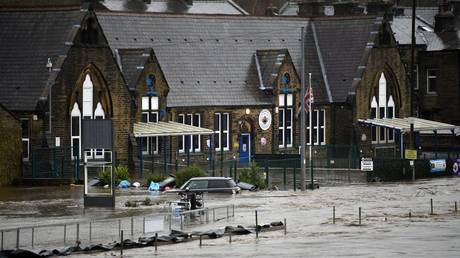 Windy with trampoline chance: Storm Ciara brings gales & flooding across Britain, disrupts air traffic (VIDEOS)