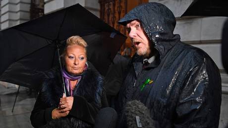 Harry Dunn's mother Charlotte Charles and her husband Bruce Charles. © AFP / 
Daniel Leal-Olivas